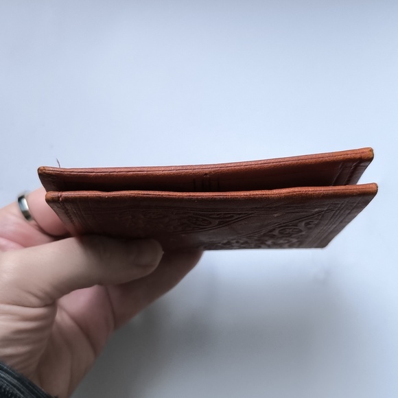 Embossed Tan Leather Credit Card Holder Bifold Wallet - Picture 11 of 12